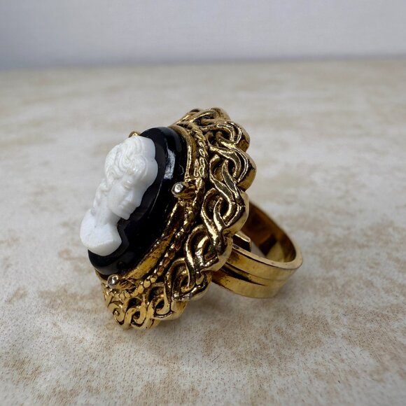 Vintage Signed Uncas Gold Tone Cameo Adjustable Ring - Picture 2 of 7